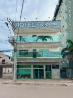 un hotel con un cartel en el lateral de un edificio en Hotel Tropical Paracatu Ereli, en Paracatu