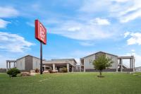 una señal de calle frente a un edificio en Red Roof Inn Del Rio, en Del Rio