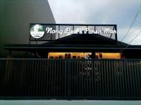 Un cartel para un alquiler de Mongolia en un edificio en the 19Th Transient House, en Solano