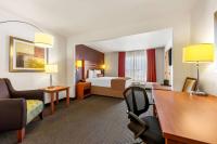 Wingate by Wyndham Calgary Southにあるベッド