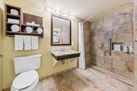 Wingate by Wyndham Calgary Southにあるバスルーム