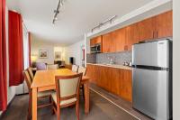 Wingate by Wyndham Calgary Southにあるキッチンまたは簡易キッチン