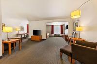 Wingate by Wyndham Calgary Southにあるテレビまたはエンターテインメントセンター