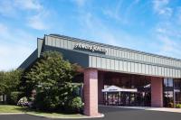 - Vistas frontales a un centro comercial en Howard Johnson by Wyndham Evansville East, en Evansville
