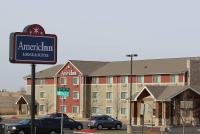 un cartel frente a un edificio con hotel en AmericInn by Wyndham Cedar Rapids Airport, en Cedar Rapids