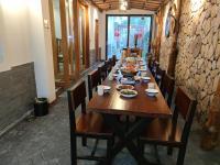 Restaurace v ubytování Linshan Xiaozhu Guesthouse, FREE airport pick up, near Tianmen Mount