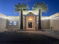 アルブフェイラにあるAlbufeira Lounge Hotelの前に2本のヤシの木がある建物