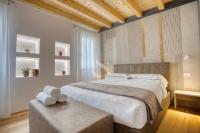 A bed or beds in a room at Ca' dei Battuti Apartments