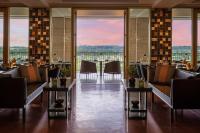 Un restaurante con sofás y mesas con vistas. en Victoria Golf Resort and Spa Managed by Accor, en Vilamoura