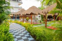 モージムにあるAlaya Stays Gracias Retreat near Ashvem Beach 3 minutes Walk From The Beachの市松模様の歩道のあるリゾートの景色