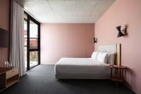 Ein Bett oder Betten in einem Zimmer der Unterkunft Alex Hotel