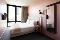 Ein Bett oder Betten in einem Zimmer der Unterkunft Alex Hotel