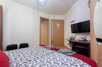 Televízia a/alebo spoločenská miestnosť v ubytovaní Lucsony Apartman