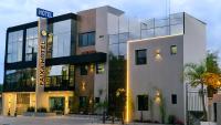 Un edificio con un cartel al costado. en Faixa Hotel, en Vitória da Conquista