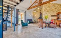 Część wypoczynkowa w obiekcie Maison confortable à Les Lèches avec jardin et terrasse