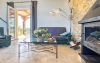 Część wypoczynkowa w obiekcie Maison confortable à Les Lèches avec jardin et terrasse