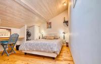 Łóżko lub łóżka w pokoju w obiekcie Maison confortable à Les Lèches avec jardin et terrasse