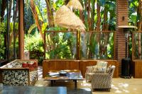 Un jardín fuera de The Source Hotel Music & Spa