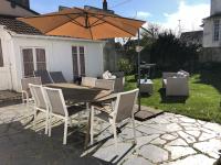 Patio lub wspólna przestrzeń na świeżym powietrzu w obiekcie Très jolie Villa Bianca, maison avec jardin privé à Deauville