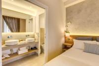 Un dormitorio con una cama, un lavabo y un espejo. en The Spanish Suite Campo de&#39; Fiori, en Roma