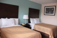 Sterling Inn near IAG Airportにあるベッド