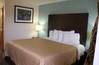 Sterling Inn near IAG Airportにあるベッド