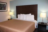 Sterling Inn near IAG Airportにあるベッド