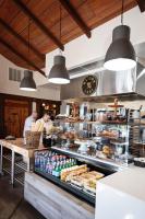 Una cocina con dos personas trabajando en una panadería. en Appellation Lodi - Wine & Roses Resort and Spa, en Lodi