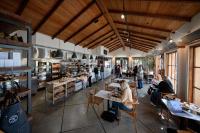 un grupo de personas sentadas en mesas en un restaurante en Appellation Lodi - Wine & Roses Resort and Spa, en Lodi