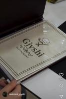 una persona che tiene una piastra con una forchetta sopra di Luxury Hotel By Gjyshi a Qerrexhias