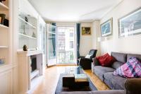 Posedenie v ubytovaní Modern apartment in Donostia, 75 m² with jacuzzi.