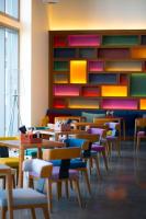 Una habitación con mesas y sillas y paredes coloridas. en Wink Hotel Tuy Hoa Beach, Unscripted by Hyatt, en Tuy Hoa