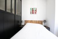 Łóżko lub łóżka w pokoju w obiekcie L'Arty - Très joli studio moderne place Valmy