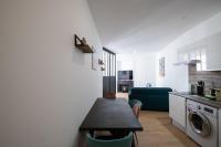 Kuchnia lub aneks kuchenny w obiekcie L'Arty - Très joli studio moderne place Valmy