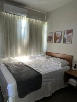 Un dormitorio con una cama grande con ventana. en Emas hotel, en Mineiros