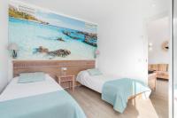 Łóżko lub łóżka w pokoju w obiekcie Apartamentos Playa Marina