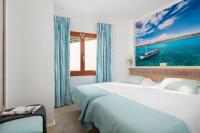 Łóżko lub łóżka w pokoju w obiekcie Apartamentos Playa Marina