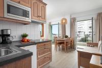 Kuchnia lub aneks kuchenny w obiekcie Apartamentos Playa Marina