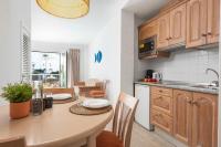 Kuchnia lub aneks kuchenny w obiekcie Apartamentos Playa Marina