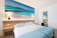 Łóżko lub łóżka w pokoju w obiekcie Apartamentos Playa Marina