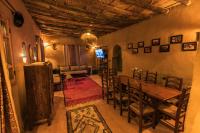 Una sala de estar con una mesa y sillas y un sofá. en Dunes Clave, en Adrouine