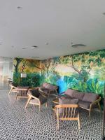 uma sala de espera com cadeiras e um mural em Sea Moon Cam Ranh Beach House em Cam Ranh