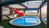 Bazén v ubytování Holiday Home Gustirna nebo v jeho okolí