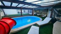 Bazén v ubytování Holiday Home Gustirna nebo v jeho okolí