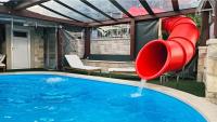 Bazén v ubytování Holiday Home Gustirna nebo v jeho okolí