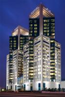 Un edificio con dos torres con luces encendidas en Kempinski Al Othman Hotel Al Khobar, en Al Khobar