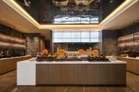 uma grande cozinha com um buffet num restaurante em Atour Hotel Chongqing West Railway Station Xinqiao Hospital em Chongqing