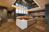 uma grande cozinha com um balcão com frutas em Atour Hotel Chongqing West Railway Station Xinqiao Hospital em Chongqing