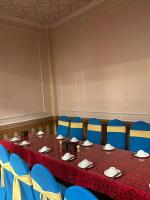 ハロンにあるTop Hill Halongの青い椅子と赤いテーブルクロスがかかった長いテーブル