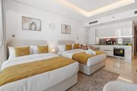 Ein Bett oder Betten in einem Zimmer der Unterkunft Chalet Homes - LUX New Studio With 2 Double Beds in Downtown Dubai